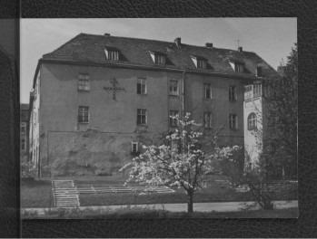 fotografia czarno-biała w formie pocztówki przedstawiającej fragment miejscowego, gotyckiego zamku rozbudowanego w wieku XV i XVII                        , skan 1