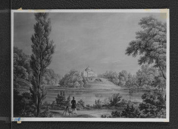 2 fotografie czarno-białe reprodukcji ryciny z pocz. XIX w. ukazującej widok na miejscowy pałac zza miejscowego stawu od strony południowo-wchodniej, skan 1