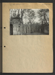 3 fotografie czarno-białe przedstawiające fragment stylizowanych ruin quasi-antycznych, prawdopodobnie Teatru na Wyspie, skan 2