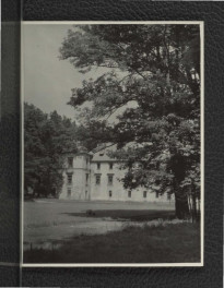 fotografia czarno-biała przedstawiająca elewację ogrodową miejscowego zamku widoczną od południowego zachodu, skan 1