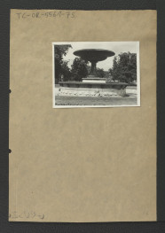 fotografia czarno-biała przedstawiająca fontannę w Ogrodzie Saskim, skan 1