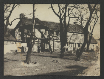 3 fotografie czarno-białe przedstawiające  dworek Brühla na Pradze, skan 4