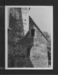 fotografia czarno-biała przedstawiająca fragment elewacji być może kościoła św. Zygmunta, skan 1