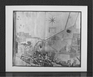 2 fotografie czarno-białe przedstawiające plan Warszawy z 1829 r. wykonany dla wielkiego księcia Konstantego, skan 1