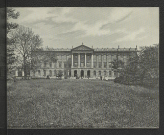 wydruk czarno-białej fotografii przedstawiającej Pałac Kazimierzowski od frontu przed 1891 r. przed wzniesieniem Biblioteki Uniwersyteckiej, skan 1