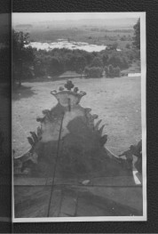 fotografia czarno-biała przedstawiająca widok na otoczenie miejscowego pałacu z dachu tejże budowli, skan 1