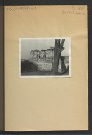 2 fotografie czarno-białe przedstawiające ściany zrujnowanego pałacu z fragmentami deokracji rzeźbiarskiej, skan 2