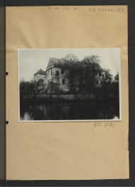 fotografia czarno-biała przedstawiająca miejscowy zamek od wschodu, skan 1