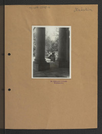 2 odbitki fotografii czarno-białej ukazującej widok kolumnady oraz rzeźby gryfa, skan 1