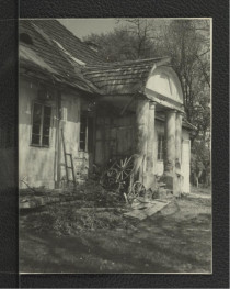 fotografia czarno-biała przedstawiająca jedne z miejscowych dworów, skan 1