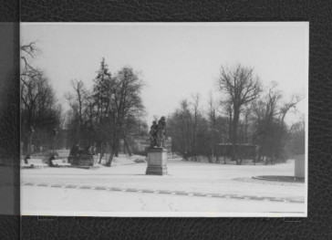 13 fotografii czarno-białych fotografii przedstawiających pomnik konny księcia Józefa Poniatowskiego, Pałac na Wodzie, Biały Domek, pomniki oraz okoliczne tereny (koperta), skan 2
