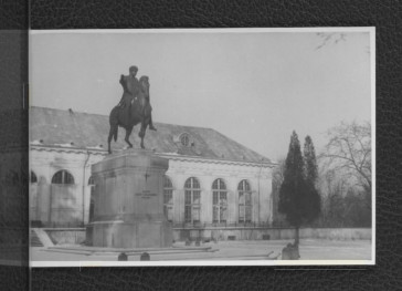 13 fotografii czarno-białych fotografii przedstawiających pomnik konny księcia Józefa Poniatowskiego, Pałac na Wodzie, Biały Domek, pomniki oraz okoliczne tereny (koperta), skan 7