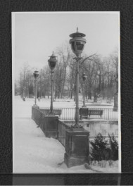13 fotografii czarno-białych fotografii przedstawiających pomnik konny księcia Józefa Poniatowskiego, Pałac na Wodzie, Biały Domek, pomniki oraz okoliczne tereny (koperta), skan 11
