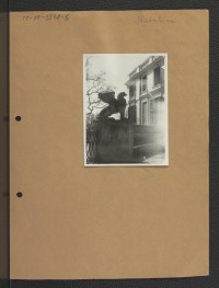 fotografia czarno-biała ukazująca rzeźbę gryfa, skan 1