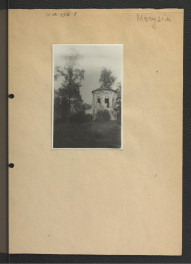 fotografia czarno-biała przedstawiająca rotundę z koryncką kolumnadą, skan 1