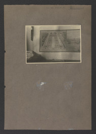 fotografia czarno-biała pochodząca z Ciołek G., Ogrody polskie, Warszawa 1954, s. 57  przedstawiająca zespół miejscowych ogrodów zamkowych , skan 1