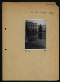 2 wycinki oraz fotografia czarno-biała z publikacji tematycznej zawierającej reprodukcje fotografii czarno-białej przedstawiającej basen przy miejscowym pałacu , skan 1