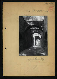fotografia czarno-biała przedstawiająca fragment wewnętrzny budowli, skan 1