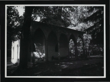3 fotografie czarno-białe przedstawiające Dom Gotycki, skan 2