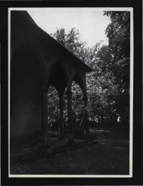 fotografia czarno-biała przedstawiająca fragment Domku Greckiego w miejscowym parku  , skan 1