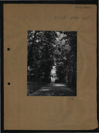 3 fotografie czarno-białe przedstawiające aleję parkową widącą do budowli stylizowanej na świątynię grecką – tzw. Domku Żółtego/Aleksandra, skan 5