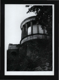 3 fotografie czarno-białe przedstawiające Świątynię Sybilli z tzw. żabiej perspektywy, skan 3