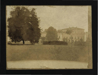 fotografia czarno-biała przedstawiająca fragment miejscowego parku oraz elewacji ogrodowej, skan 1