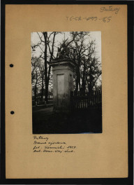 fotografia czarno-biała przedstawiająca fragment bramy wjazdowej, skan 1