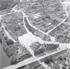 widok ogólny zabudowy rynku i centrum miasta od strony płn., skan 1