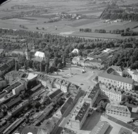 Zabudowa rynku z  kościołem Pijarów od strony płd - wsch., skan 1