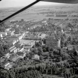 zabudowa rynku z  kościołem kolegiackim od strony płn - zach., skan 1