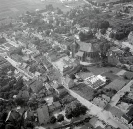 fragment zabudowy z kościołem parafialnym od strony płd.-wsch., skan 1
