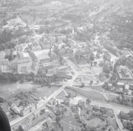 widok ogólny rynku i zabudowy przyrynkowej od strony płd.-wsch., skan 1