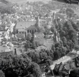 fragment zabudowy miasta z kościołem parafialnym od strony płn.-wsch., skan 1