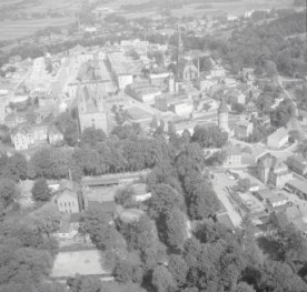 widok ogólny zabudowy centrum z kościołem parafialnym i rynkiem od strony wsch., skan 1