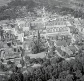 widok ogólny zabudowy centrum z rynkiem i kościołem parafialnym od strony płn., skan 1