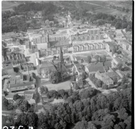 widok ogólny zabudowy centrum z rynkiem i kościołem parafialnym od strony płn., skan 2