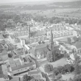 widok ogólny zabudowy centrum z kościołem parafialnym i rynkiem od strony płn.-wsch., skan 1