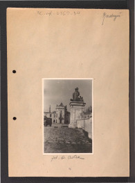 2 fotografie czarno-białe przedstawiające fragmenty ogrodzenia zespołu pałacowego, skan 2
