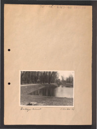 2 fotografie czarno-białe przedstawiające staw w miejscowym ogrodzie, skan 2