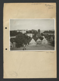 fotografia czarno-biała przedstawiająca fragment miejscowego rynku widocznego z lotu ptaka, skan 1