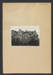 3 fotografie czarno-białe przedstawiające fragment elewacji miejscowego pałacu           , skan 1