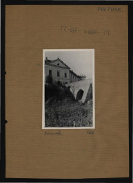 fotografia czarno-biała przedstawiająca fragment miejscowego zamku od strony fosy, skan 1