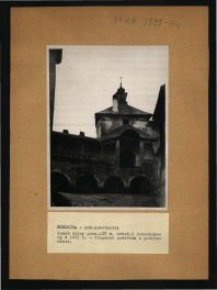 fotografia czarno-biała przedstawiająca jedną z południowych baszt (tzw. kapliczną), skan 1