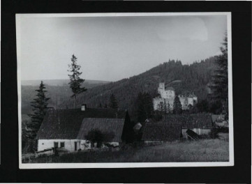 3 fotografie czarno-białe przedstawiające domy w miejscowej wiosce oraz zamek widoczny od zachodu, skan 2