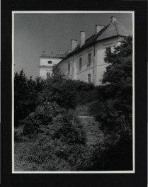 2 fotografie czarno-białe przedstawiające skarpę na której znajduje się pałac biskupa, skan 1