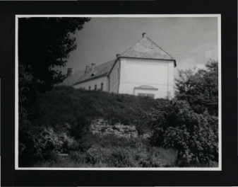 2 fotografie czarno-białe przedstawiające skarpę na której znajduje się pałac biskupa, skan 3