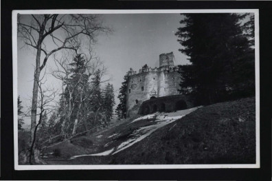 2 fotografie czarno-białe przedstawiające zamek od południowego zachodu, skan 1