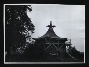 fotografia czarno-biała przedstawiająca Domek Chiński poddawany renowacji, skan 1