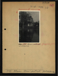 fotografia czarno-biała przedstawiająca staw i fragmnet miejscowego parku wraz z zabudowaniami pałacowymi (1948 r.), skan 1